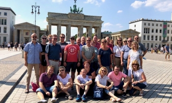 Gruppenbild vor dem Brandenburger Tor. Auch das durfte beim TTC-Berlinausflug nicht fehlen.
