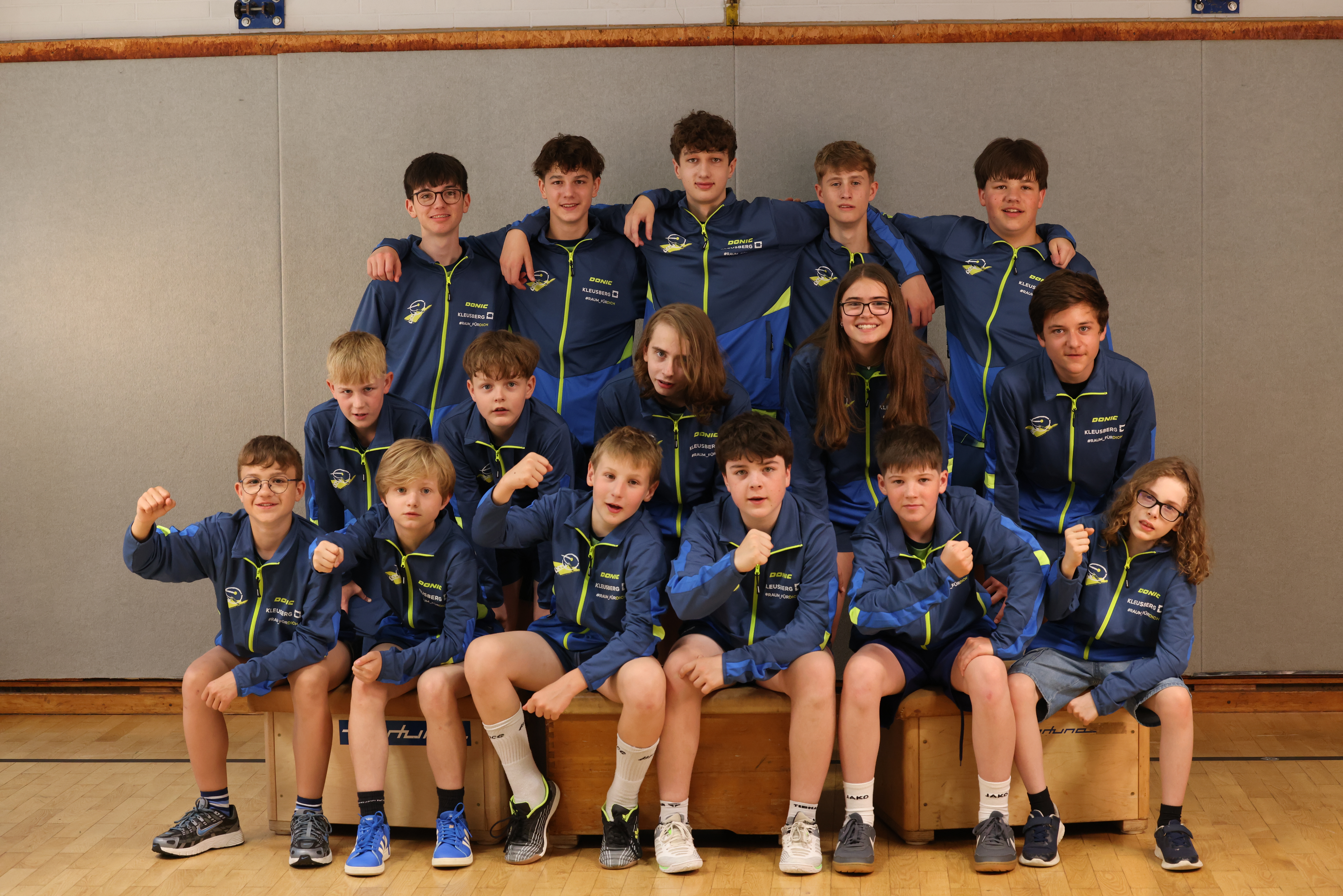 Alle Jugendspieler des TTC Wenden in den Vereinstrikots.