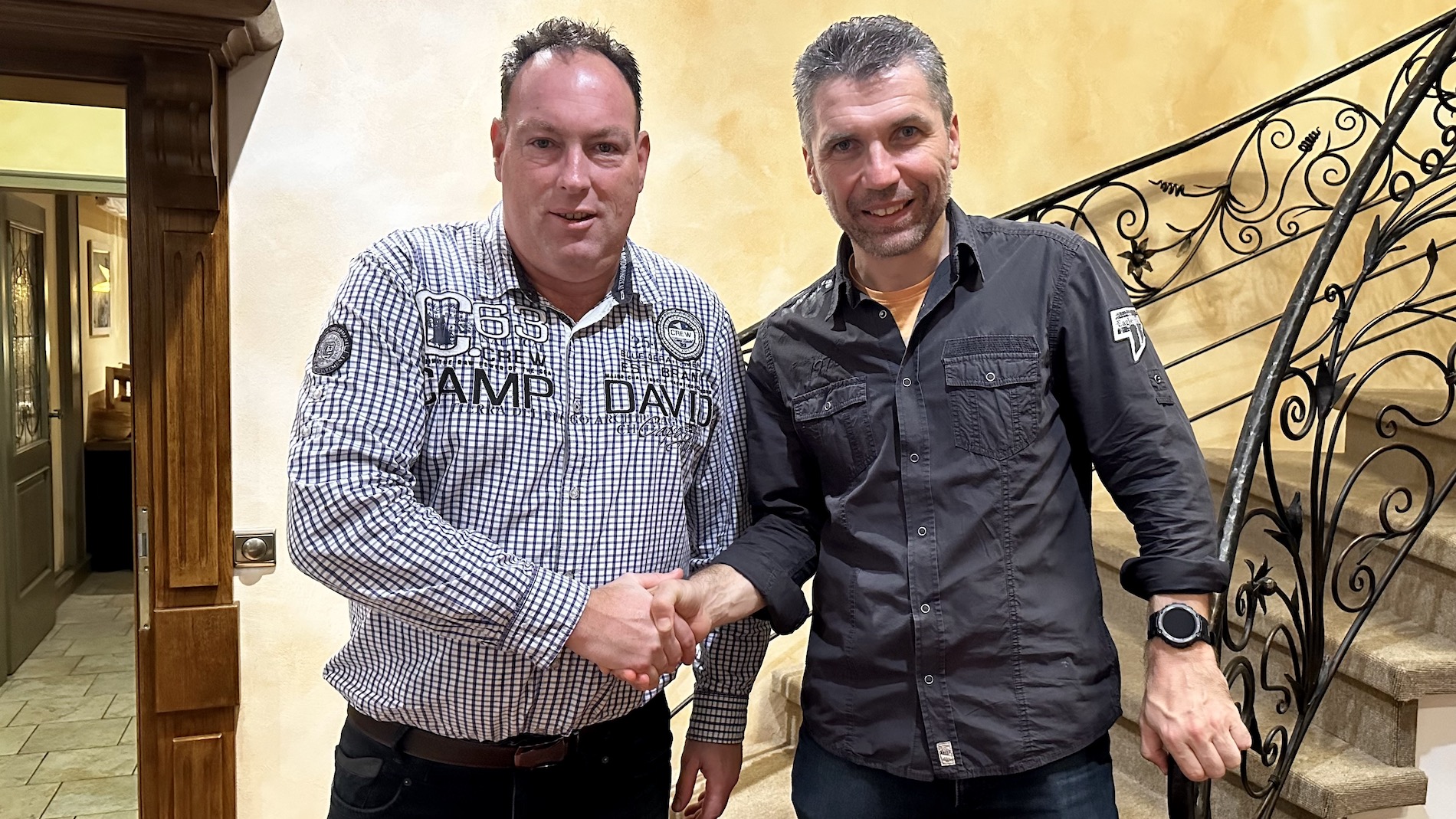 Christian Siepermann und Andreas Koch geben sich die Hände.