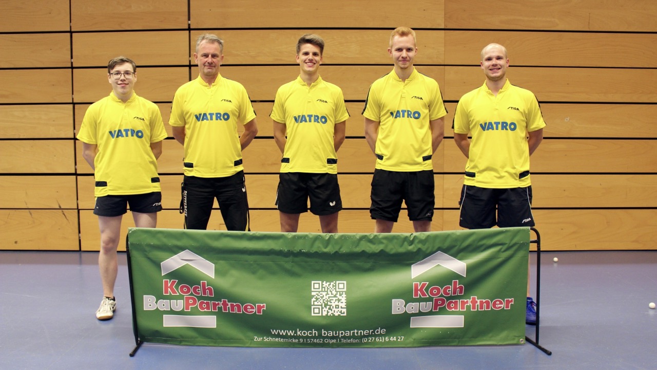 Das fünf köpfige Trainerteam des TTC Wenden in den gelben Vereinstrikots.