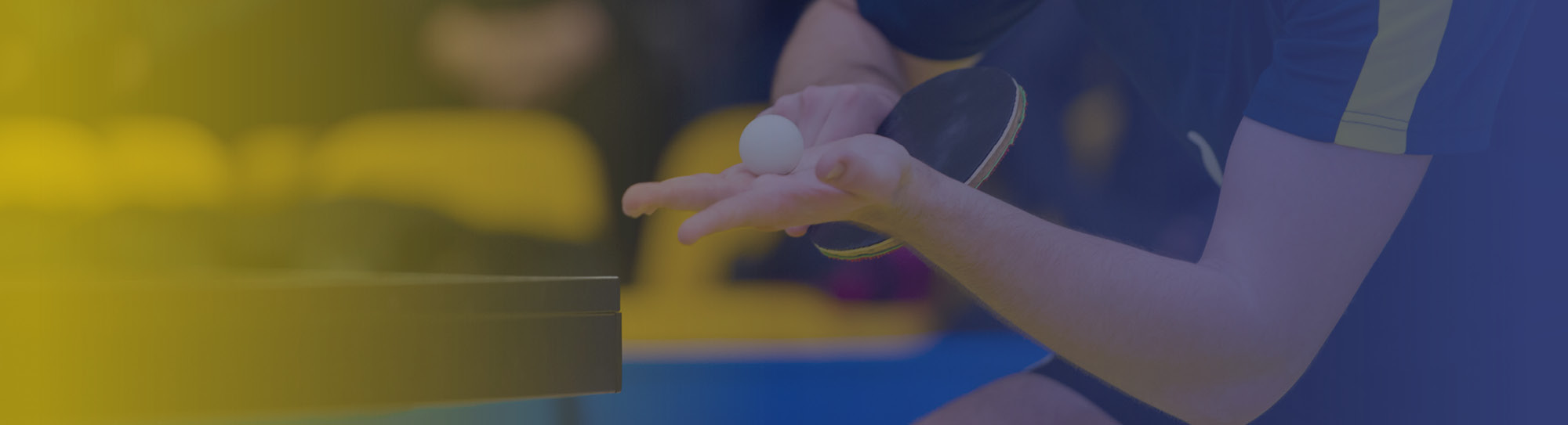 Nahaufnahme eines Tischtennisspielers.