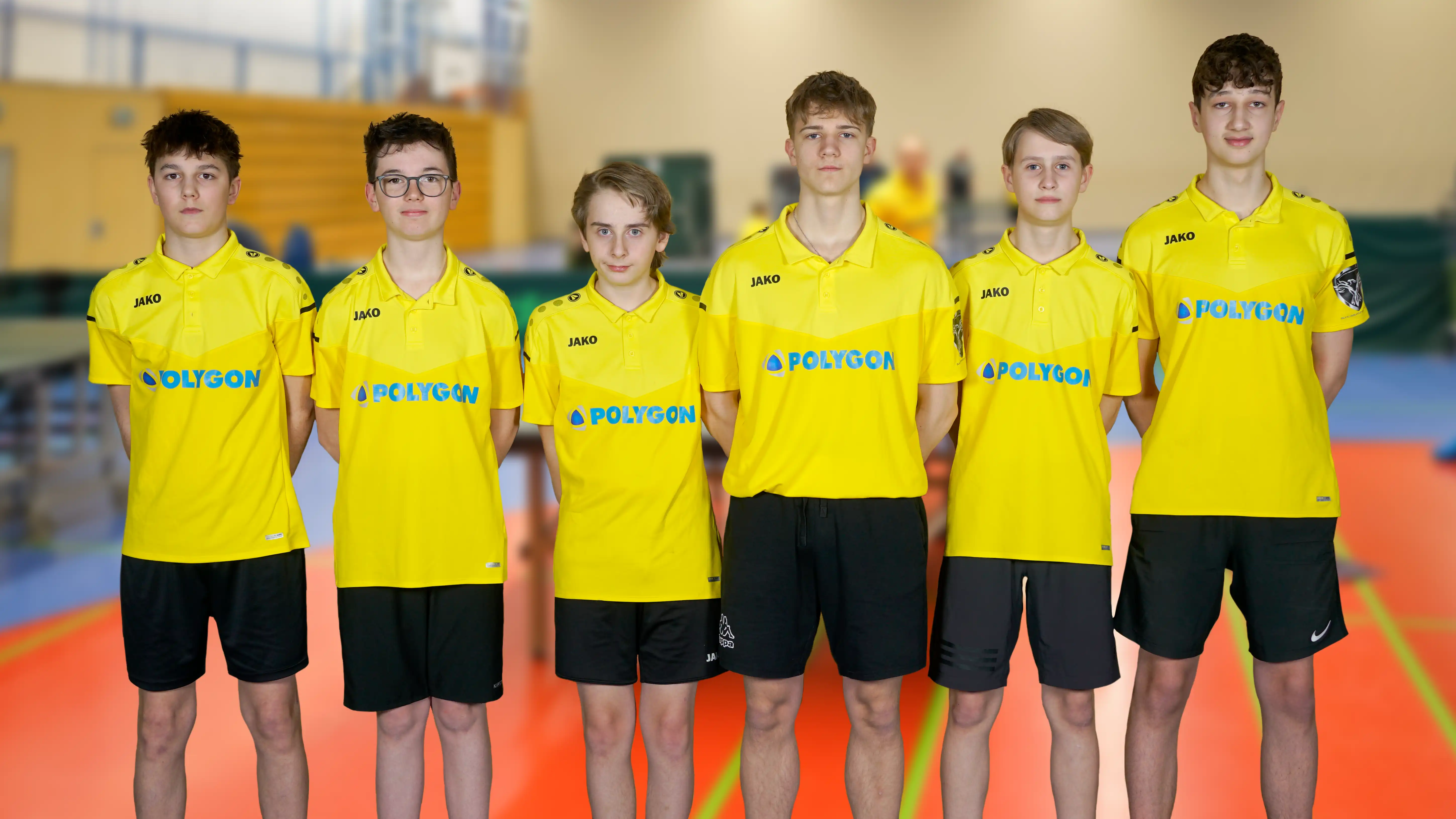 Die sechs Jugendspieler der Jungen 19 Mannschaft des TTC Wenden in den gelben Vereinstrikots. 