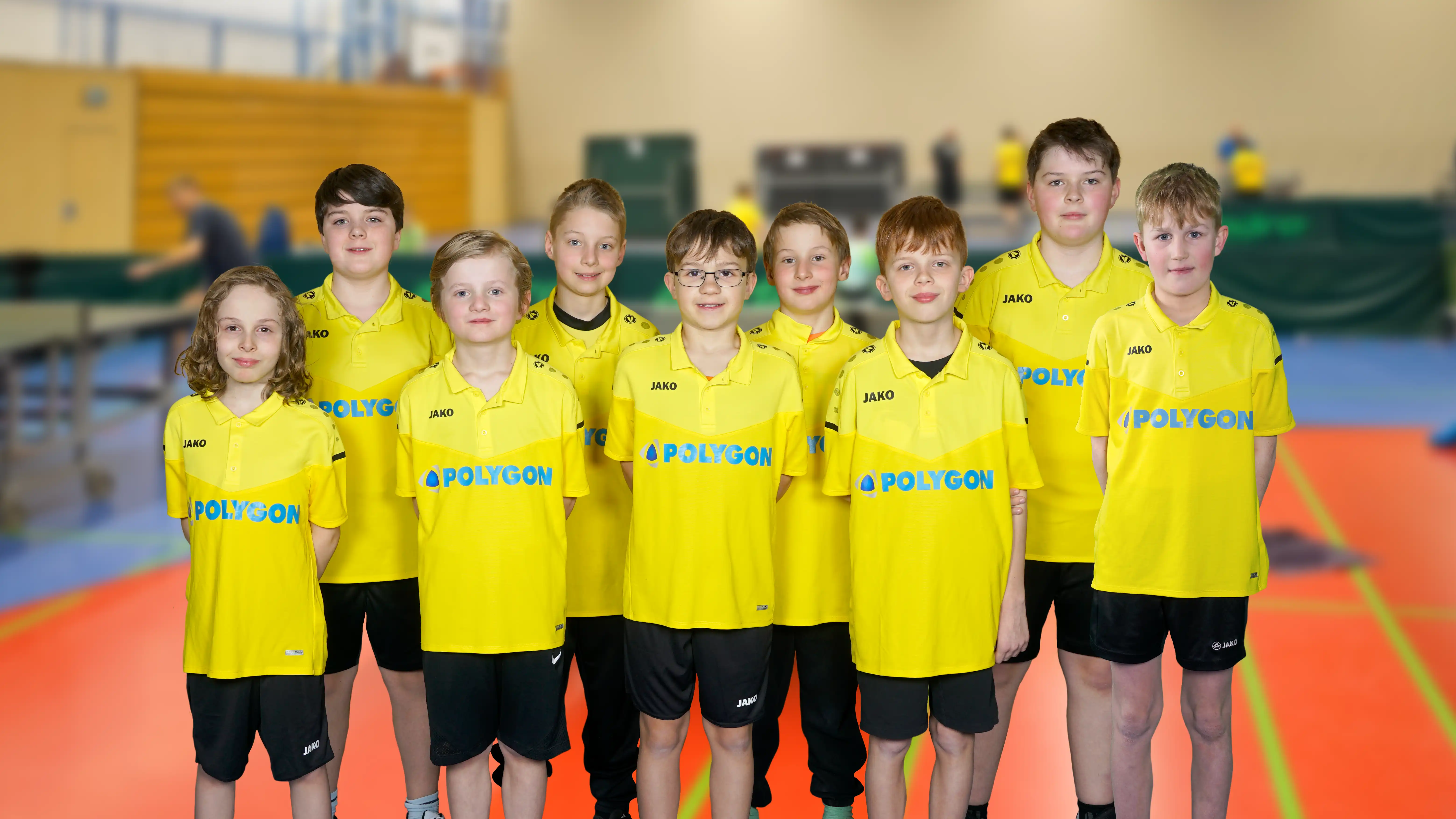 Die neun Jugendspieler der Jungen 13 des TTC Wenden in den gelben Vereinstrikots. 